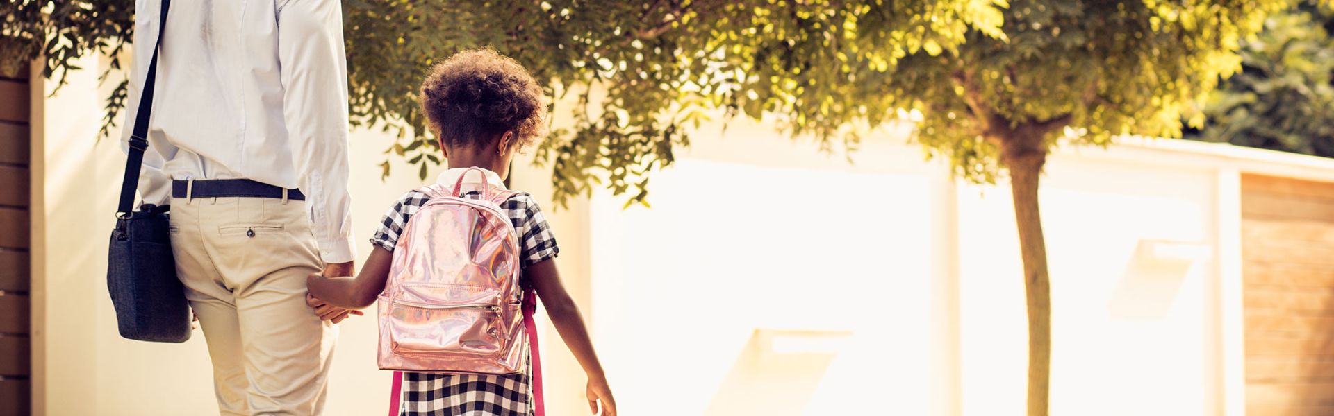 Parent accompagnant sa fille à l'école pour la rentrée